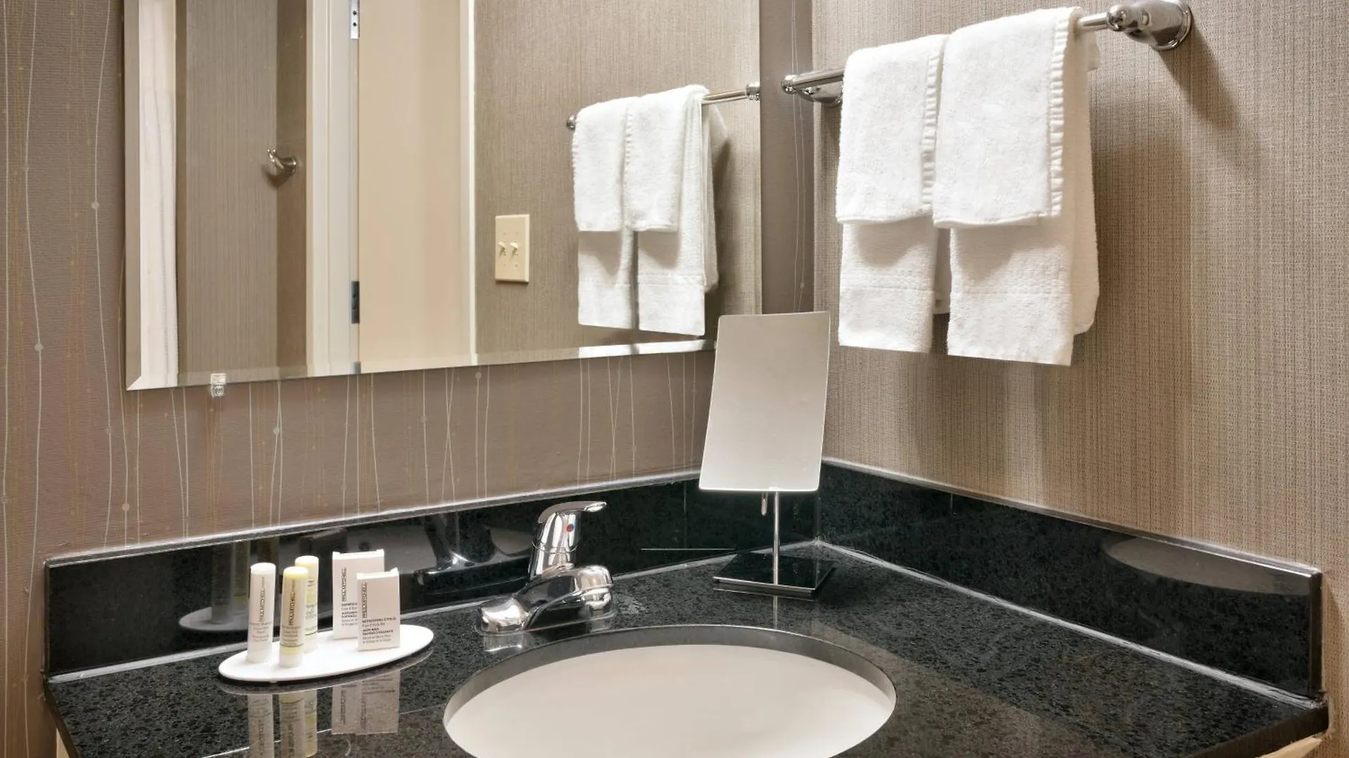 *** Hotel Courtyard By Marriott Charlotte Airport Loso United States